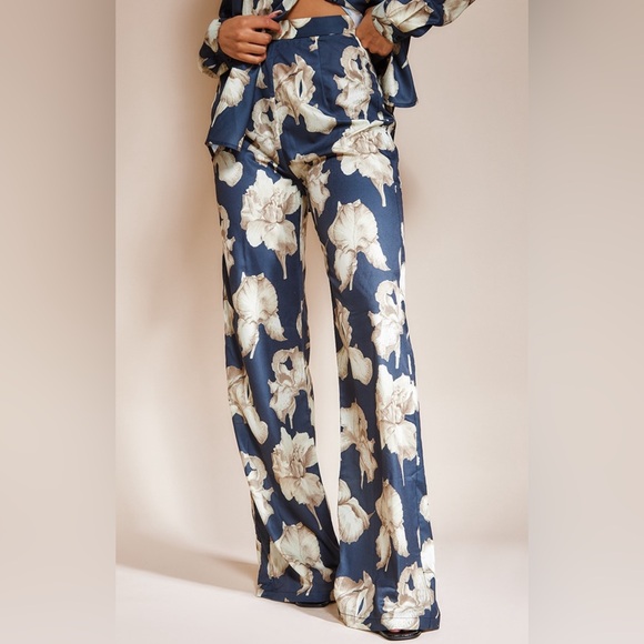 PrettyLittle Thing. NWT. Navy Floral Print Woven Wide Leg Pants - Picture 2 of 4